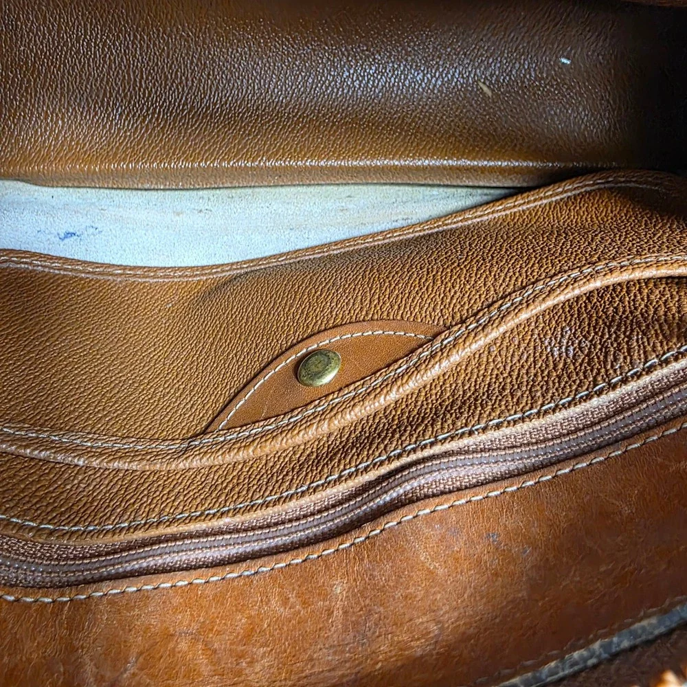VTG Dooney & Bourke Cream Brown All Weather Leather‎ Shoulder Bag Duck Charm USA